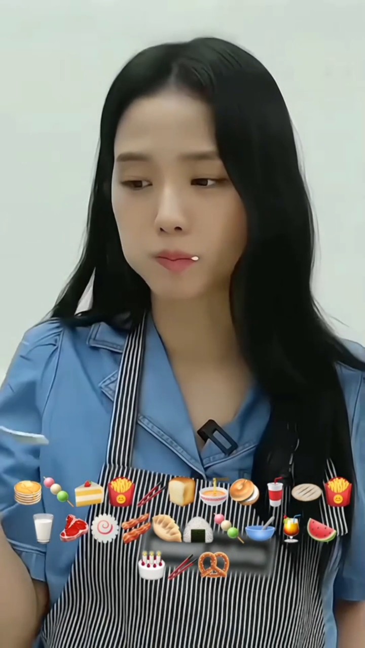 JISOO Cute Mukbang ?? #jisoo #jennie #lisa #rosé #blackpink #shorts