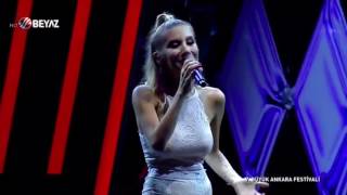 İrem Derici Ağlayarak Gir Kanıma Şarkısını Söyledi (Ohaaa)