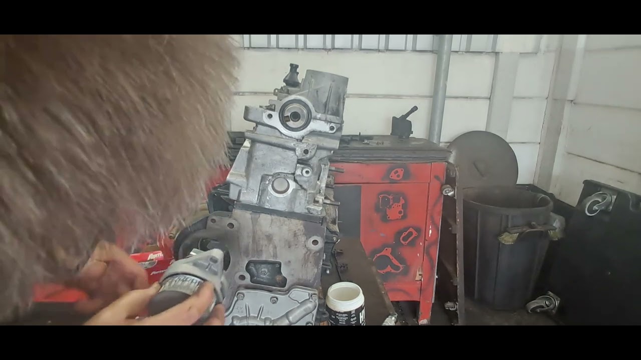 Vw Polo 1 4 blm   Engine Re Build   Video 15 - Fitting & Torquing Tappet Cover