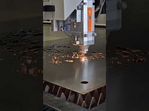 UMPROTECH 1530B Оптоволоконный станок лазерной резки металла (2000W MAXPHOTONICS), видео 2