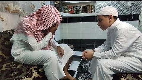 لحظة بكاء الأب عند ختم ابنه القرآن الكريم .. بسم الله ماشاء الله ❤️⭐