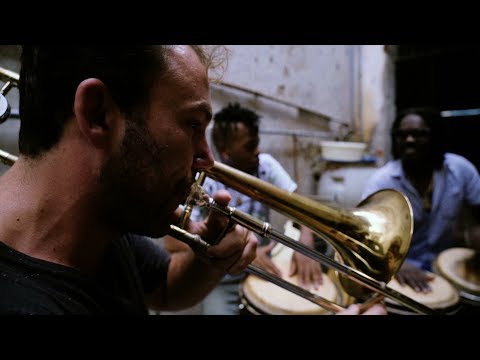 Que Vola ? - Calle Luz (Official Video)