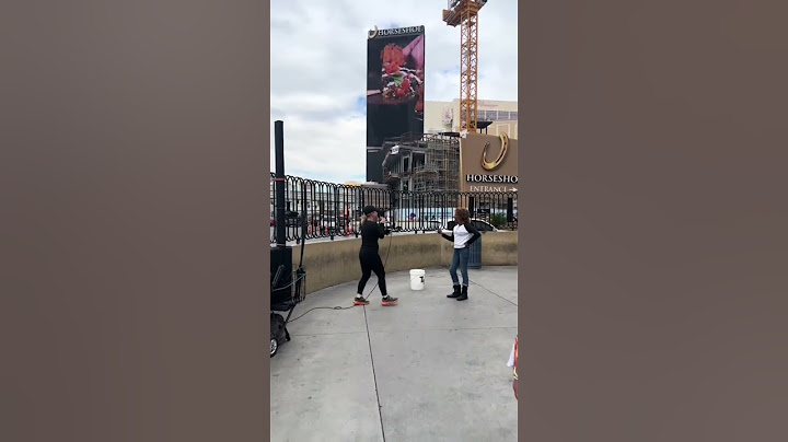 This busker asked Kelly Clarkson to sing 😳 #shorts | wait til she recognizes her 😂💀
