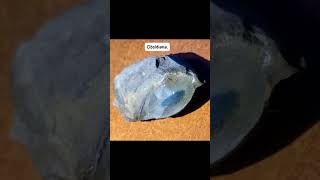 Roca ígnea volcánica. Históricamente utilizada para fabricar herramientas y armas por su filo.