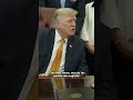 Trump se burla de reportero y le pide que no vuelva a hablar porque son “fake news”.