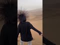 У группы туристов в китайской пустыне Турфан волосы внезапно встали дыбом. / 中國吐魯番沙漠的一群徒步旅行者突然毛骨悚然。