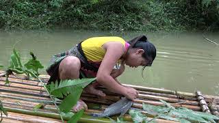 Survival Skills - Primitive Girl Fishing Skills Catch Fish At Rainy Season - Cooking Fish For Food