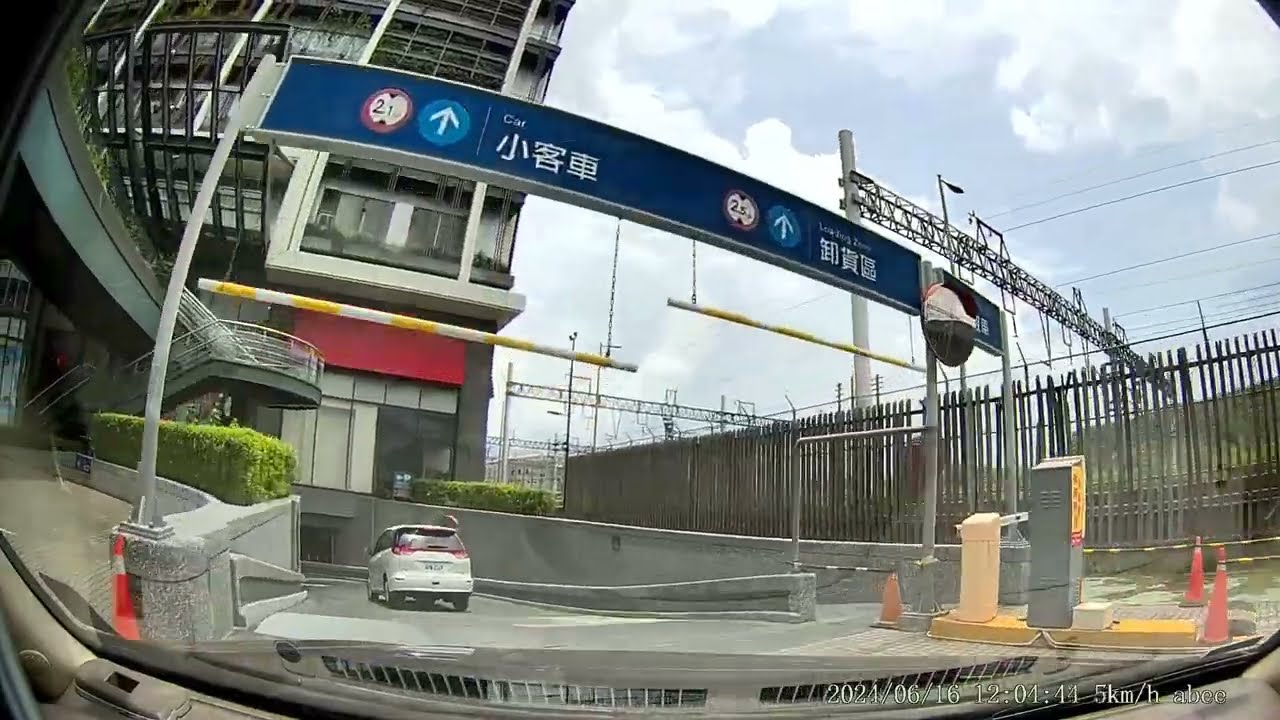 高雄新光三越左營店本館停車場