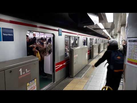 なんとなく電車：東京メトロ新宿駅：丸ノ内線池袋行き発車光景（駆け込み乗車成功）