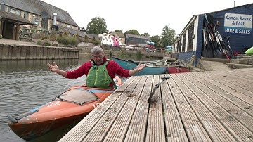 Single Kayak Entering and Exiting 1080p 30fps