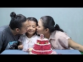 potong kue ulang tahun di rumah  - Happy Birthday little princess shinta ke 8
