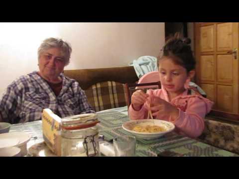 პატარა სალომე სპაგეტის მიირთმევს, 2011 წლის აგვისტო