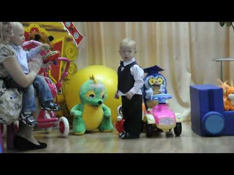 Мне не до выступлений Сева нашел неваляшку на новогоднем утреннике