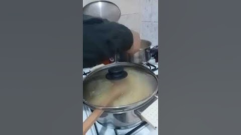 Gözlerimiz dolu dolu izledik… İşten yorgun argın gelip çocuklarına yemek yapan emekçi bir baba.