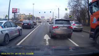 Дама на BMW смогла повернуть со второго ряда лишь на красный )))