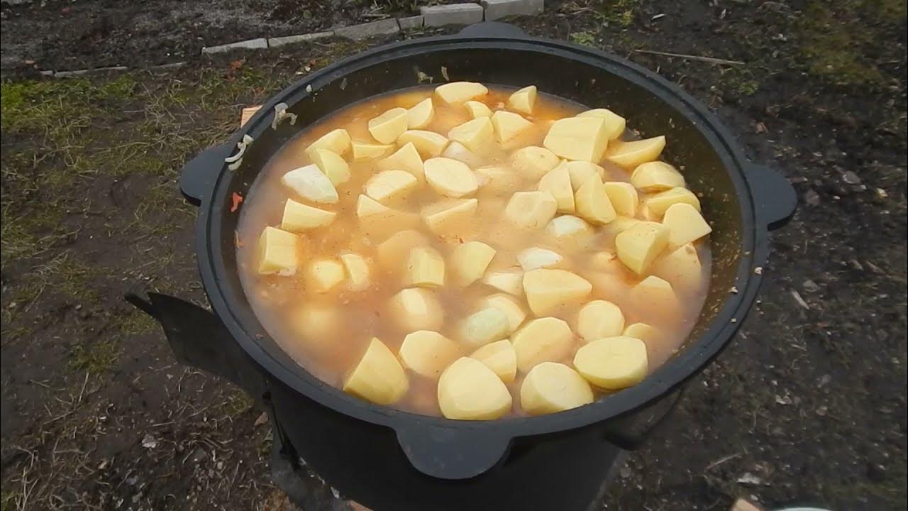 Картошка в казане видео. Картошка в казане. Картошка в казане на природе. Тушеная картошка на костре. Казанок для картошки.