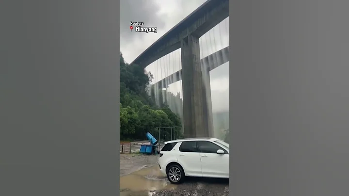 Bridge in China overflows with water after heavy rains #shorts - DayDayNews