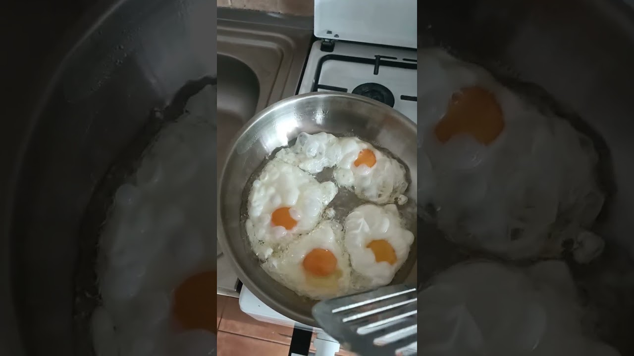 Oua prajite (ochiuri) in tigaie de otel inox