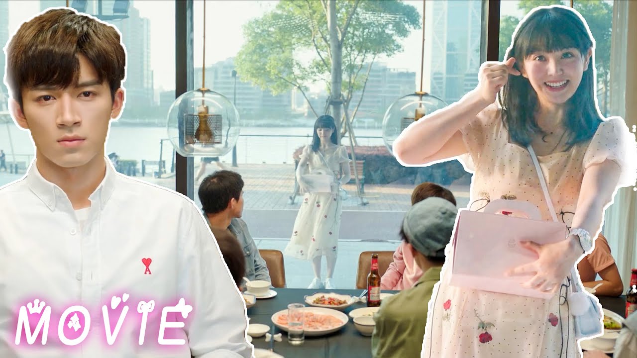 ซีอีโอรายล้อมไปด้วยสาวงามตกหลุมรักหญิงสาวที่ส่งท่าทางหัวใจไปที่กระจก