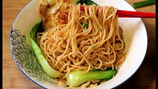 【油泼面】超级好吃的油泼面做法，看陕西女人给你做，咸香酸辣， 一次可以吃3碗哦！Chinese Youpo Noodles Yummy!👍👍