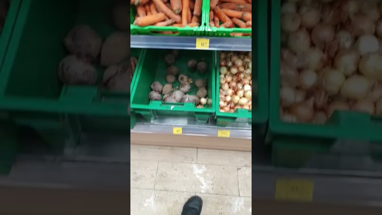Tc shorts the moscow grocery. Торгаш на овощной лавке. Магазины в России сейчас. Цены на овощи в России.