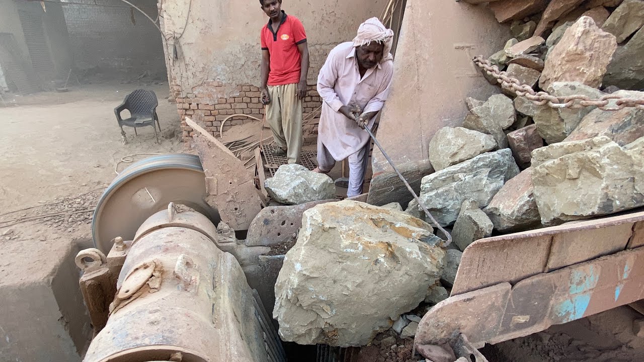 “Big Rock Crusher Machine: A Giant in Actio”:Big Rock Crushing:A powerful Proc….