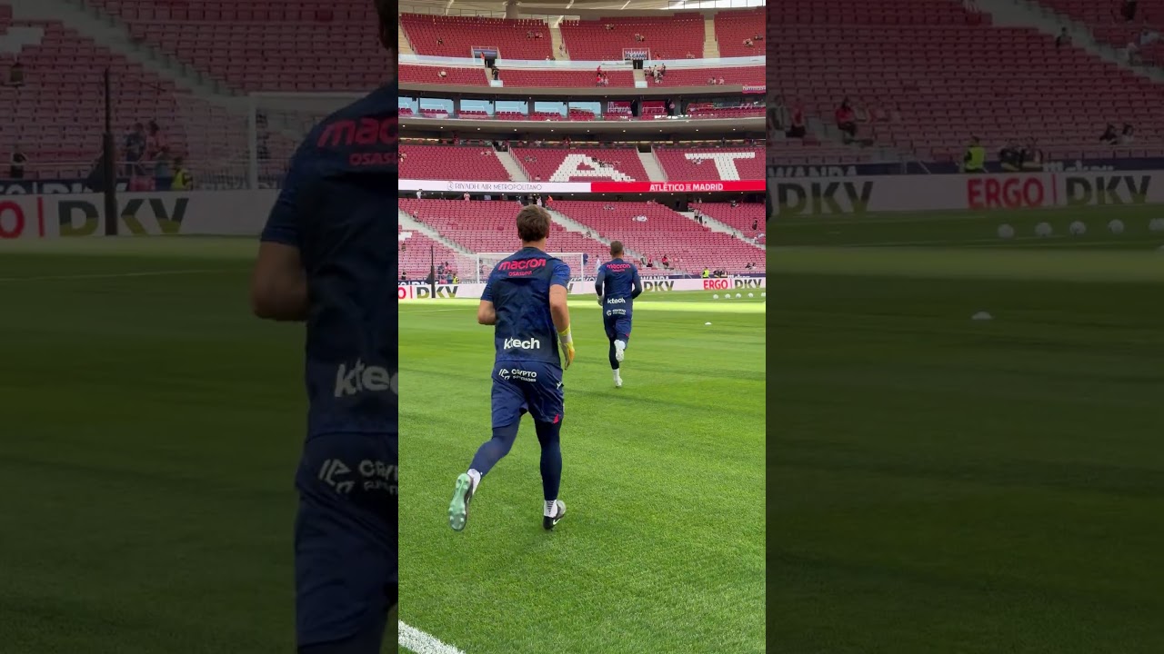 Aitor Fernández sale a calentar en el #AtletiOsasuna