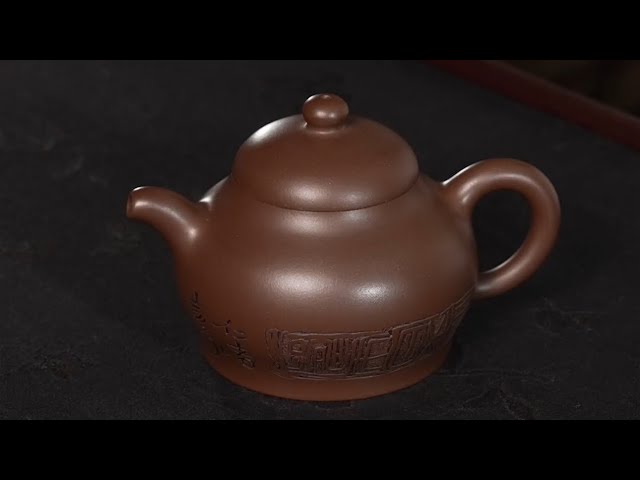 中国紫砂芸術家 王国望造 紫砂壺 細工彫り『蓮文』黄龍山鉱紫砂泥使用 手造り急須 中国の陶器の都に残る遺跡を再生しつつ展示に取り込む〈黄龍山