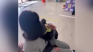 DOPO 7 MESI DI OSPEDALE LA MAMMA PRENDE UN PERMESSO PER ANDARE A PRENDERE A SCUOLA IL FIGLIO!! by ViralVideo Italia 3,364 views 10 days ago 1 minute, 16 seconds