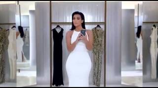 Kim Kardashian Moulée Dans Une Robe Blanche Nous Apprend À Faire Des Selfies