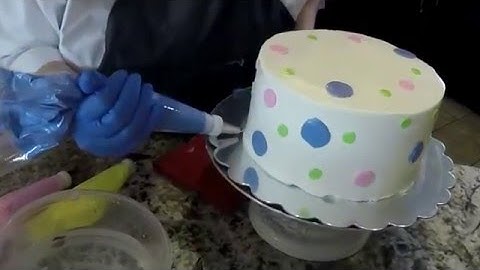 Exciting New Technique in Buttercream:. Polka Dots Look just like fondant