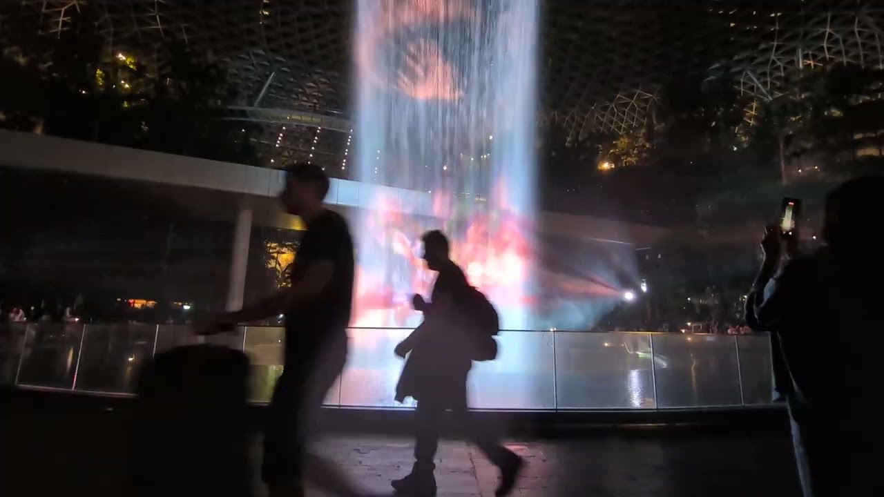 シンガポール・チャンギ―空港のジュエルのナイトショー！