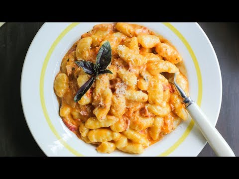 GNOCCHI DIN CARTOFI CU BACON ÎN SOS DE ROȘII | Valerie&rsquo;s Food