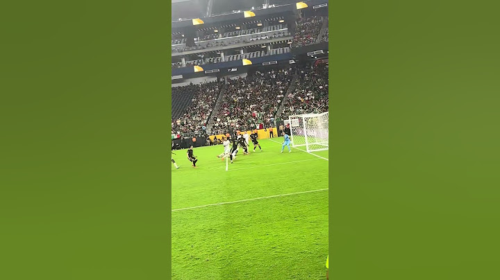 El gol anulado de Santi Giménez