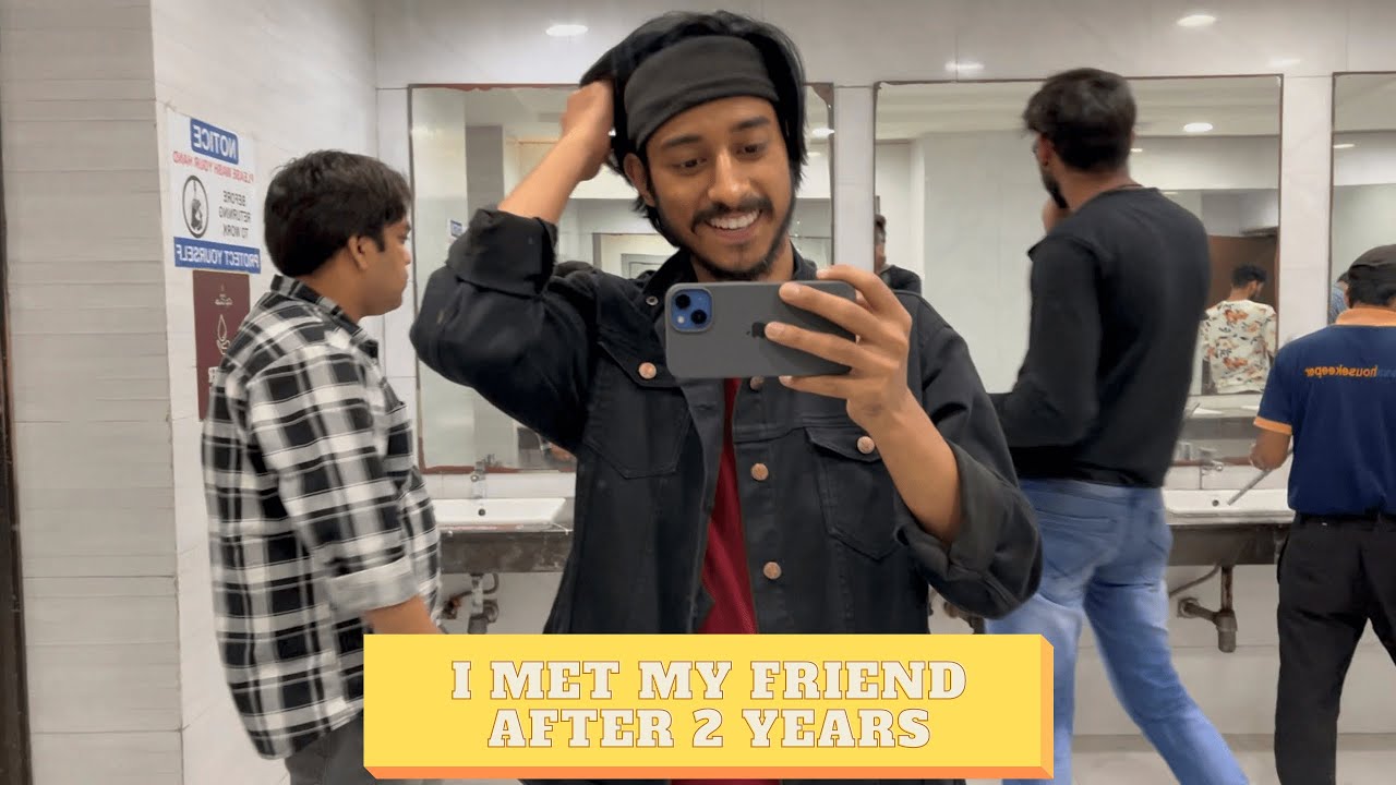 I met my friend after 2 years || hum iphone 14 dekhne store me ghus gye ...