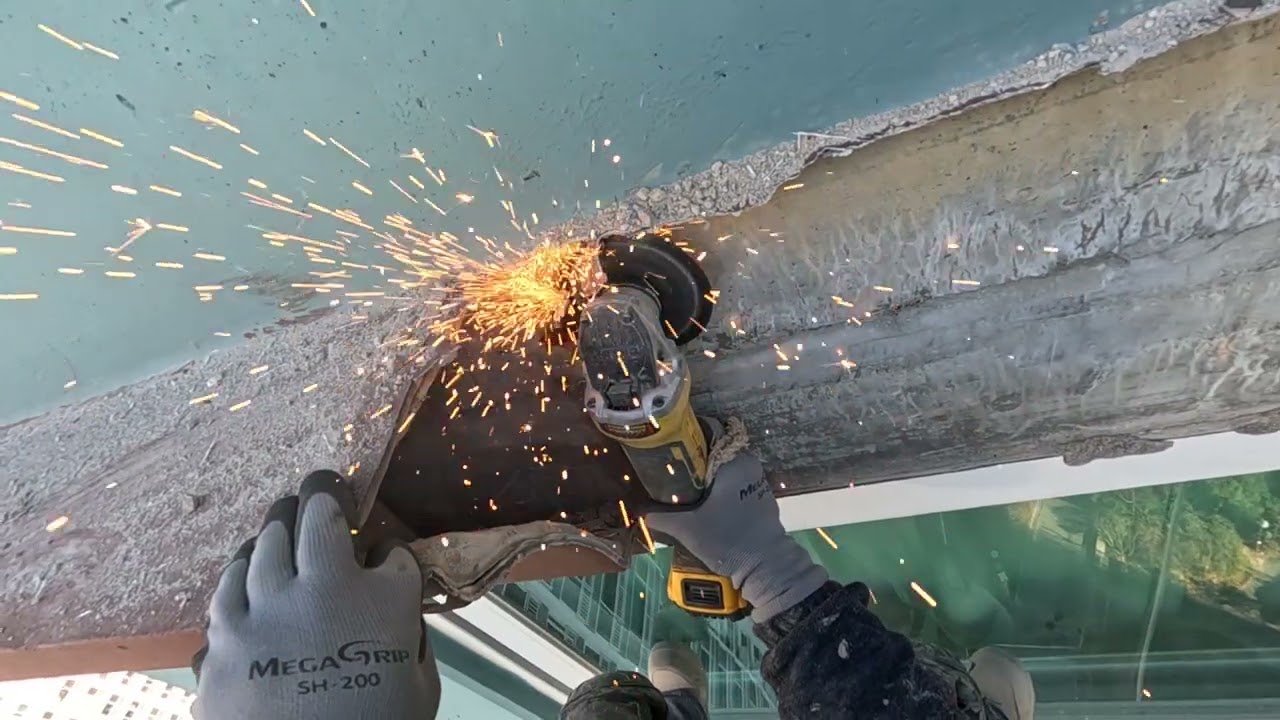 PP로프공 몰딩철거 작업을 진행중입니다  #건물관리 #건물 # 몰딩철거 #몰딩 #맥스코킹 #로프공 #로프 #로프작업 