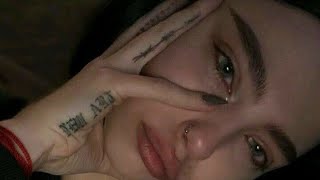 Gece Ağlarken Mutsuzken Di̇nlenecek Türkçe Şarkilar