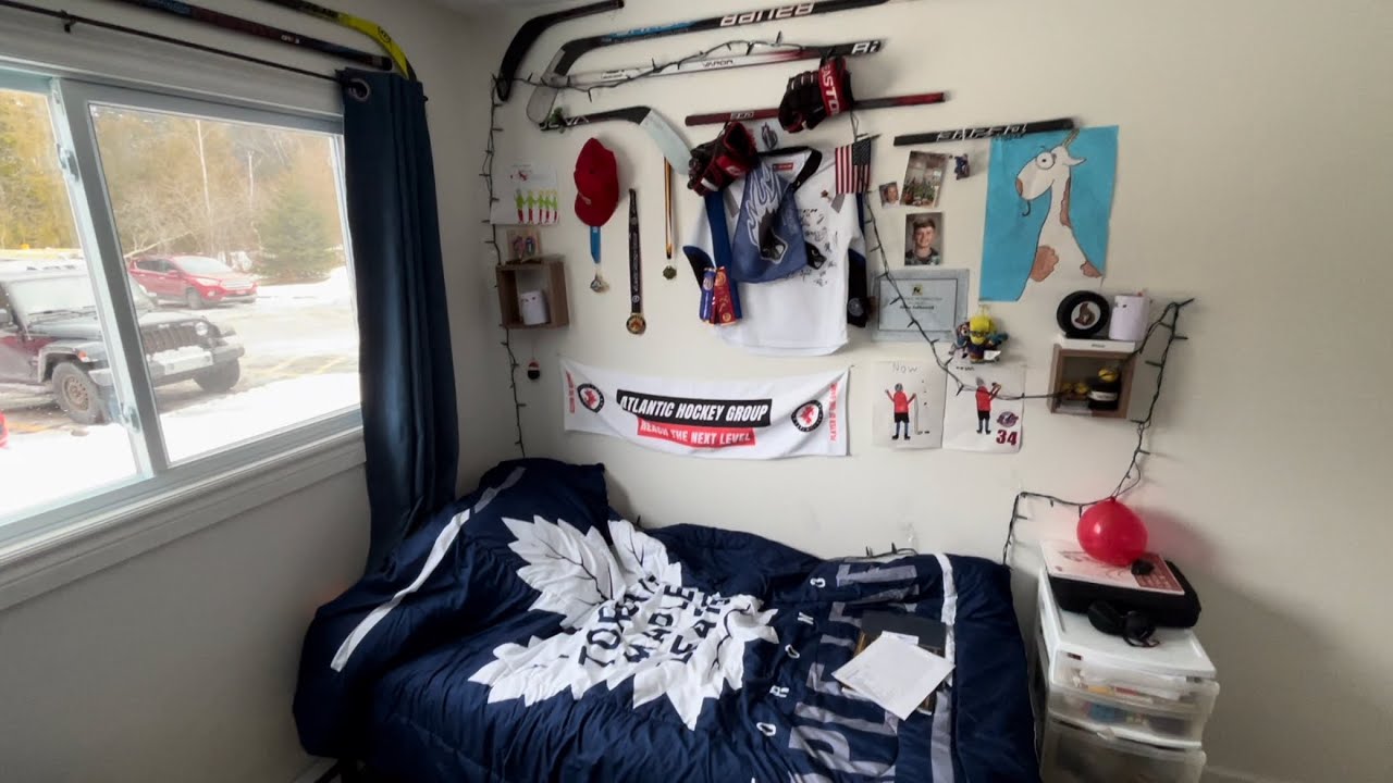 Как выглядит комната юного хоккеиста в Канаде. - YouTube