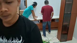 Proses pemasangan backdrop tv