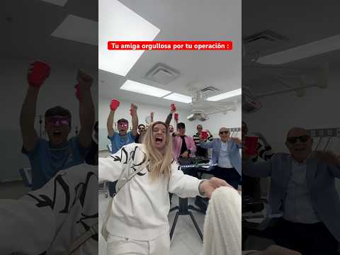 Tu amiga orgullosa por tu operación de senos.