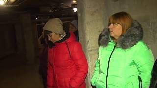Видео Проблема дома на бульваре Архитекторов в Омске. Кто поможет жителям? от Антенна-7, бульвар Архитекторов, Омск, Россия
