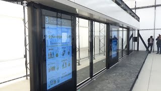 JR西日本が新型ホームドアの試作機を公開