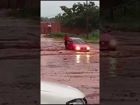 Morador fica com veículo atolado por falta de infraestrutura na cidade turística de Riachão