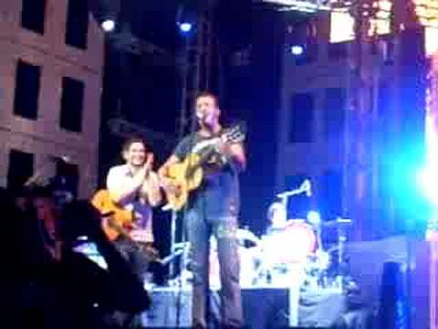 juan maya cantando junto a estopa vilanova