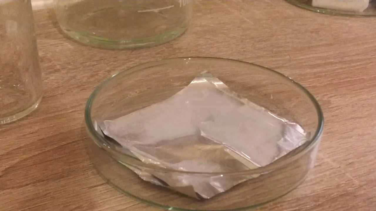 Chemie Experiment 2 - Salzsäure auf Aluminiumfolie (HD) - YouTube