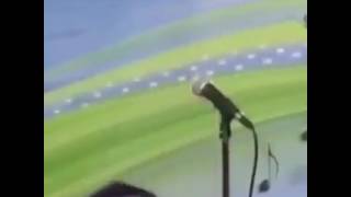 Oğlan Muğam Oxuyub Gülür