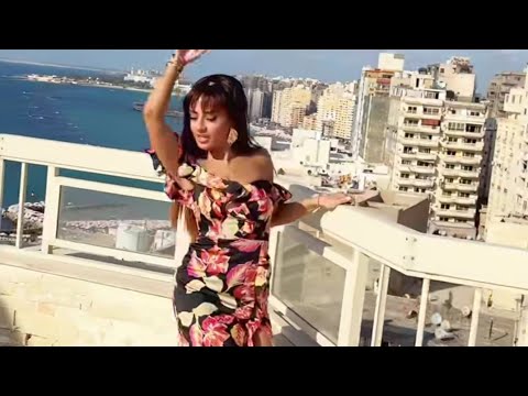 كارولينا كرم جاد كان بيلفني من اعلي نقطة في تصوير كليب راجعين يا إسكندرية والجمهور خاف وصار يصرخ