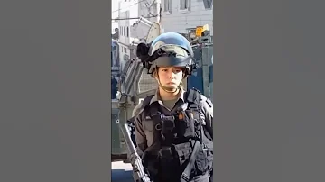 فلسطيني يستفز مجندة إسرائيلية مضحك 