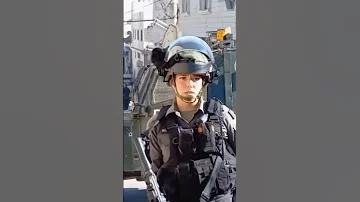 فلسطيني يستفز مجندة إسرائيلية مضحك 