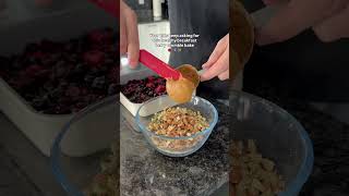 BREAKFAST BERRY CRUMBLE BAKE #healthybreakfast #healthybreakfastideas #healthyrecipes #healthyfamily